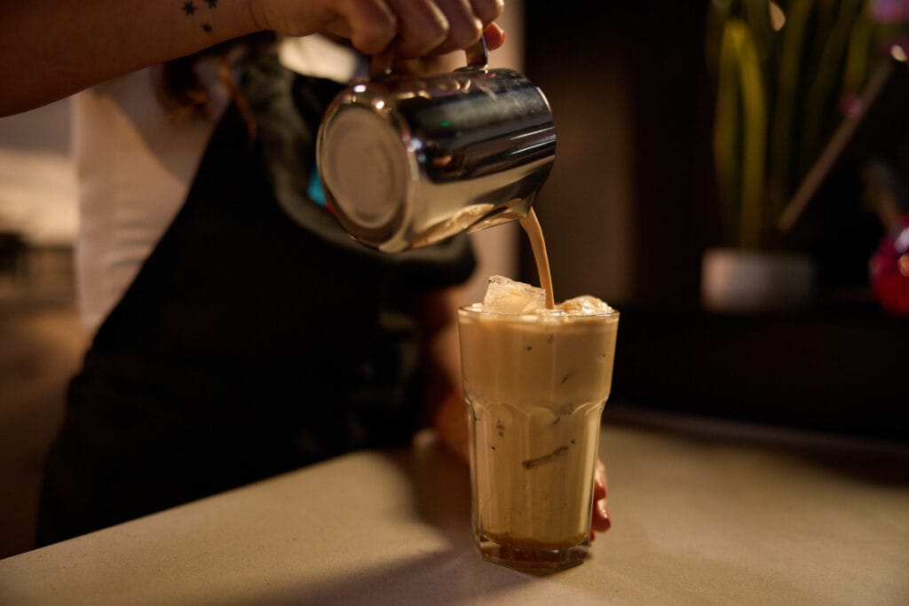 dia_cafe_barista_making_latte
