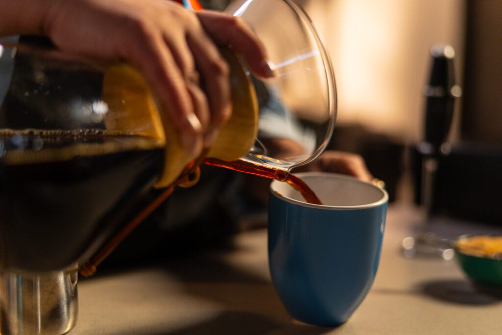 dia_cafe_chemex_pouring_coffee